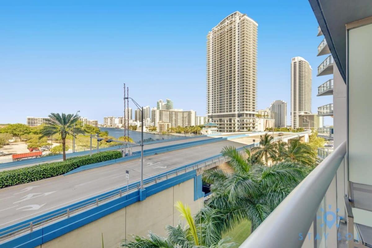 Balcony - Pool - Near Beach - Gym Hallandale Beach Εξωτερικό φωτογραφία